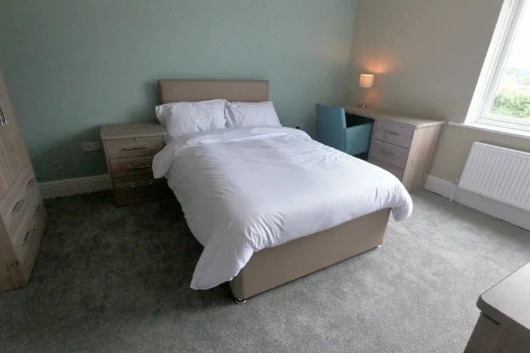 Fearnville House, Leeds: a bedroom