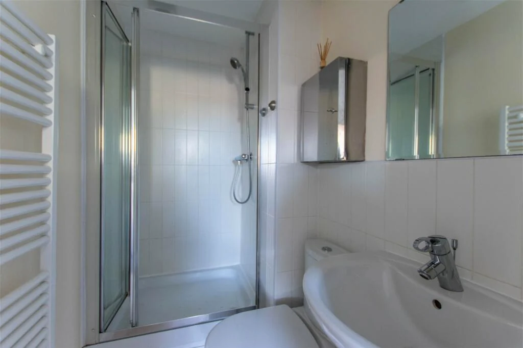 Marshalla Mews, Cheltenham: a bathroom